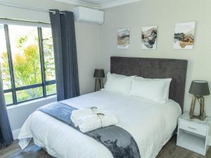 En eller flere senge i et værelse på Bella Casa Luxury 2-Bedroom Apartment