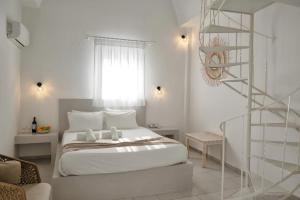 Un pat sau paturi într-o cameră la Blue Sapphire Perissa Hotel