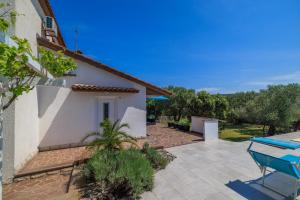 Villa con patio y casa en VILA OLIVE TREE Krk, en Kornić