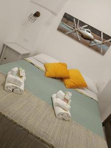 Un dormitorio con una cama con toallas y un avión. en Casetta Anna Maria, en Fasano