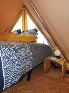 una camera da letto con un letto in una tenda di Domaine Les secrets de la nature a Savignac-Lédrier