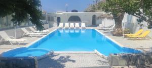 Piscina de la sau aproape de Blue Sapphire Perissa Hotel