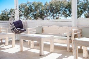 O zonă de relaxare la Blue Sapphire Perissa Hotel