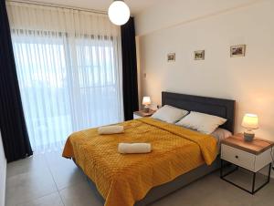 une chambre avec un lit avec deux serviettes dessus dans l'établissement Family large apartment in Bahçeli, à Aglantzia 44 autres photos