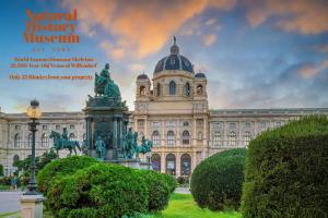 Un gran edificio con una estatua delante. en Luxury 2BR and 1LR Apartment with Balcony - 9 min to Center, en Viena