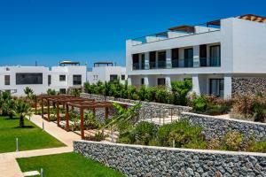 une vue d'un immeuble avec un jardin dans l'établissement Family large apartment in Bahçeli, à Aglantzia