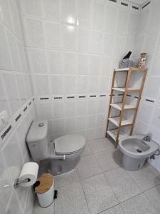 un bagno bianco con un water e un lavandino di Apartamento céntrico - La Laguna a La Laguna Altre 2 foto