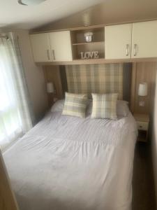Ένα ή περισσότερα κρεβάτια σε δωμάτιο στο Caravan by the Sea B30 +19 φωτογραφίες