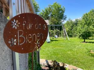 a sign that reads fly disc and berry at Ferienwohnung am Storchennest in Ichenhausen +6 photos