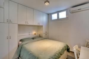 Postel nebo postele na pokoji v ubytování Helios Studios & Apartments