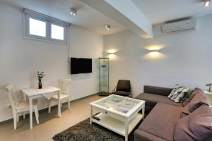TV a/nebo společenská místnost v ubytování Helios Studios & Apartments