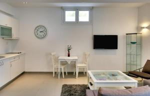 TV a/nebo společenská místnost v ubytování Helios Studios & Apartments