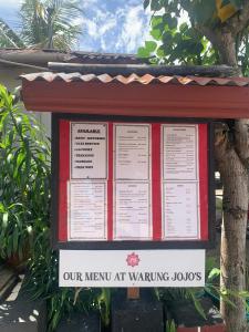 Certifikát, hodnocení, plakát nebo jiný dokument vystavený v ubytování Warung Jojo and Homestay