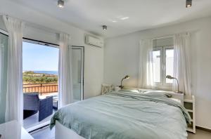Posteľ alebo postele v izbe v ubytovaní Helios Studios & Apartments + 37 fotografií