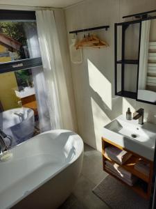 Katil atau katil-katil dalam bilik di tiny house Pfalz Wellness und Wanderurlaub