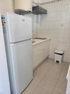 frigorifero bianco in cucina con servizi igienici di Apartamento céntrico - La Laguna a La Laguna