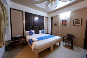 Postel nebo postele na pokoji v ubytování Hotel Oppera Mahipalpur- Delhi Airport