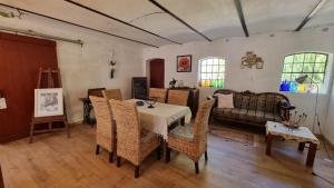 Χώρος καθιστικού στο B&B Bauernhofferien auf Møn, Schäferwagen " DARK SKY"