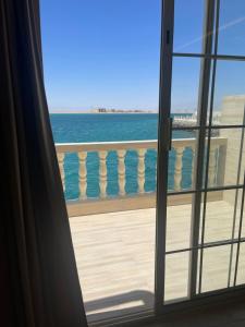 a room with a view of the ocean from a window at أصداء البحر للشقق المخدومة in Yanbu