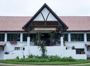LimuruBrackenhurst Conference and Retreat Centre的一栋建筑，上面写着“黑尾鹿屋”