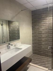 Bilik mandi di سحر المحيط لتأجير بيوت العطلات ocean magic luxury 4BR villa with privet pool, direct sea view,sharm-Al Dana Villa, Al Dana island by ocean magic holiday homes