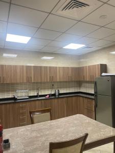 Dapur atau dapur kecil di سحر المحيط لتأجير بيوت العطلات ocean magic luxury 4BR villa with privet pool, direct sea view,sharm-Al Dana Villa, Al Dana island by ocean magic holiday homes