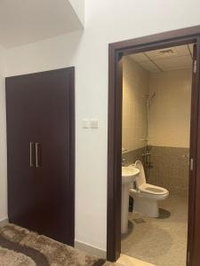 Bilik mandi di سحر المحيط لتأجير بيوت العطلات ocean magic luxury 4BR villa with privet pool, direct sea view,sharm-Al Dana Villa, Al Dana island by ocean magic holiday homes