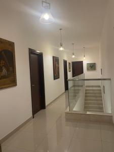 Gambar di galeri bagi سحر المحيط لتأجير بيوت العطلات ocean magic luxury 4BR villa with privet pool, direct sea view,sharm-Al Dana Villa, Al Dana island by ocean magic holiday homes di Adh Dhayd