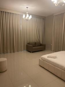Katil atau katil-katil dalam bilik di سحر المحيط لتأجير بيوت العطلات ocean magic luxury 4BR villa with privet pool, direct sea view,sharm-Al Dana Villa, Al Dana island by ocean magic holiday homes