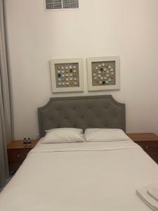 Katil atau katil-katil dalam bilik di سحر المحيط لتأجير بيوت العطلات ocean magic luxury 4BR villa with privet pool, direct sea view,sharm-Al Dana Villa, Al Dana island by ocean magic holiday homes