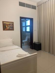 Katil atau katil-katil dalam bilik di سحر المحيط لتأجير بيوت العطلات ocean magic luxury 4BR villa with privet pool, direct sea view,sharm-Al Dana Villa, Al Dana island by ocean magic holiday homes