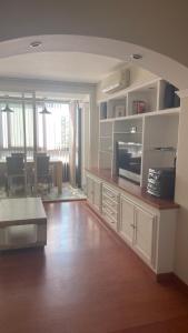 a living room with a kitchen and a dining room at Maravilloso apartamento Delux in Blanes