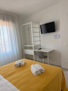 Postel nebo postele na pokoji v ubytování Hotel Pigalle