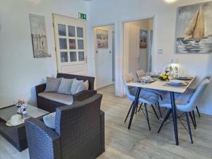 ein Wohnzimmer mit Tisch und Stühlen und einer Couch in der Unterkunft Apartment Villa Bralo in Trogir