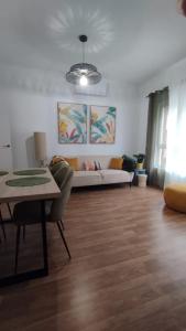 a living room with a couch and a table at Apartamento Premium con 4 dormitorios y aire acondicionado in Albacete