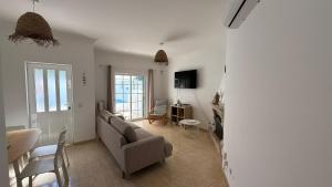 een woonkamer met een bank en een tafel bij BS House - Manta Rota in Manta Rota