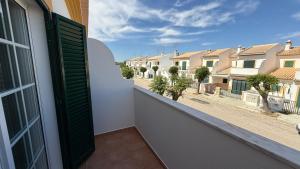 een balkon met uitzicht op een straat bij BS House - Manta Rota in Manta Rota