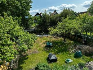 an aerial view of a garden with umbrellas and trees at Rum i villa Burlöv in Arlöv