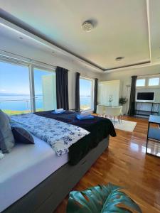 Postel nebo postele na pokoji v ubytování Luxury VILLA ETERNITY - marvelous sea view - box spring beds - Opatija-Poljane
