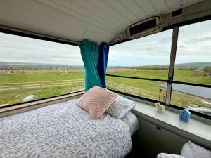 Postel nebo postele na pokoji v ubytování Ballinadee Bus