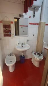 un bagno con lavandino e WC di La finestra su Montecassino a Cassino