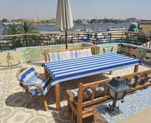 卢克索Villa Belzoni的船上甲板上的桌椅