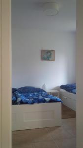 ビセウカにあるApartament u Zosiのベッドとソファのある寝室