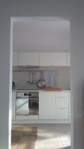 ビセウカにあるApartament u Zosiのキッチン(白いキャビネット、コンロ付)