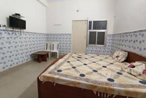 Postel nebo postele na pokoji v ubytování Hotel Satya Narayan