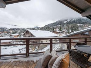 balkon z widokiem na pokrytą śniegiem górę w obiekcie Duplex avec espace détente, piscine et 4 chambres à Megève - FR-1-569-66 w mieście Megève