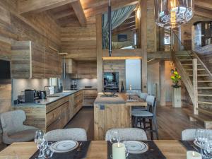 Kuchyňa alebo kuchynka v ubytovaní Chalet moderne avec piscine intérieure et hammam - FR-1-569-76