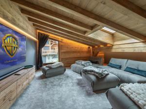 Televízia a/alebo spoločenská miestnosť v ubytovaní Chalet moderne avec piscine intérieure et hammam - FR-1-569-76