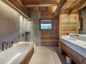 Kúpeľňa v ubytovaní Chalet moderne avec piscine intérieure et hammam - FR-1-569-76