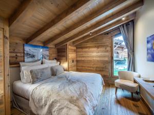 Posteľ alebo postele v izbe v ubytovaní Chalet moderne avec piscine intérieure et hammam - FR-1-569-76